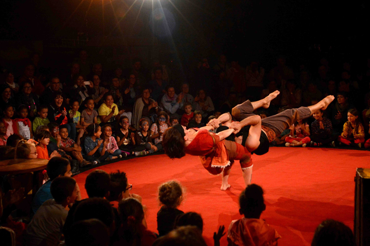 �Cabaret cirque � la prise de pied�